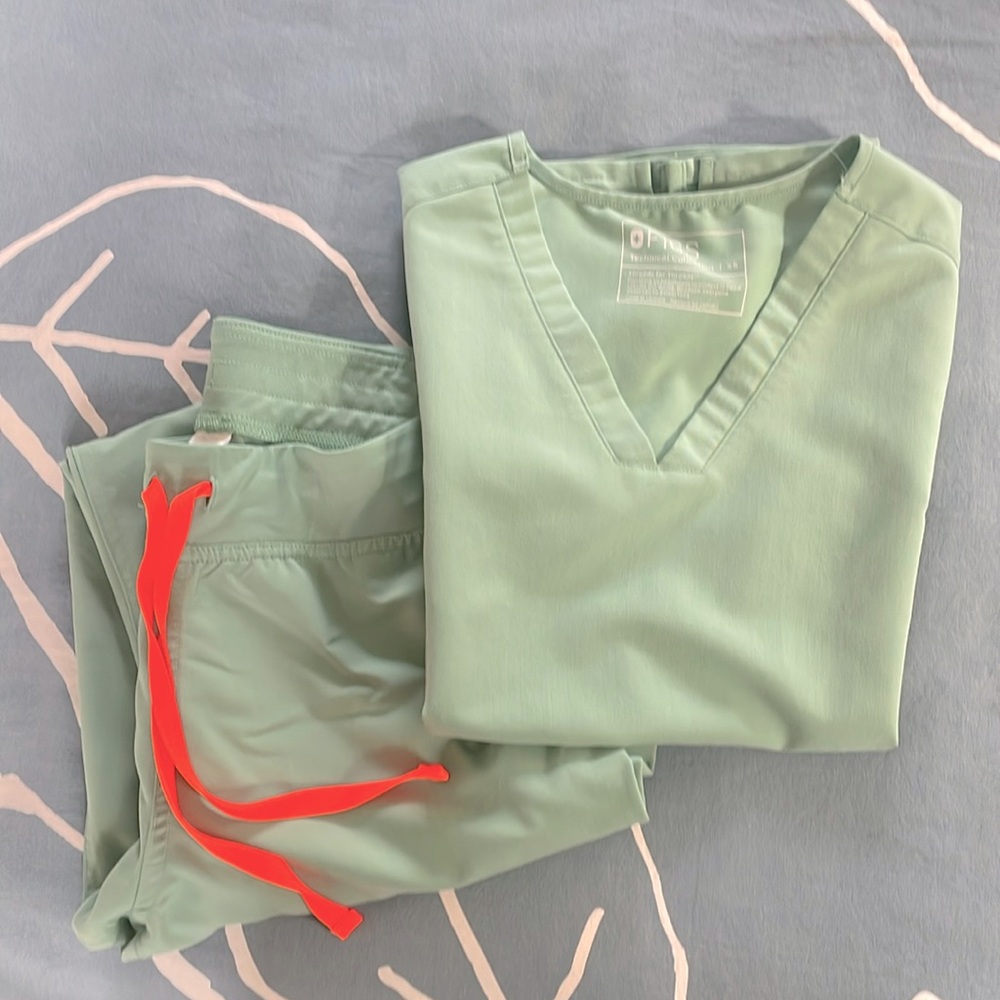 FIGS XS scrub set. Used but good condition. Kasma top, Livingston pant.